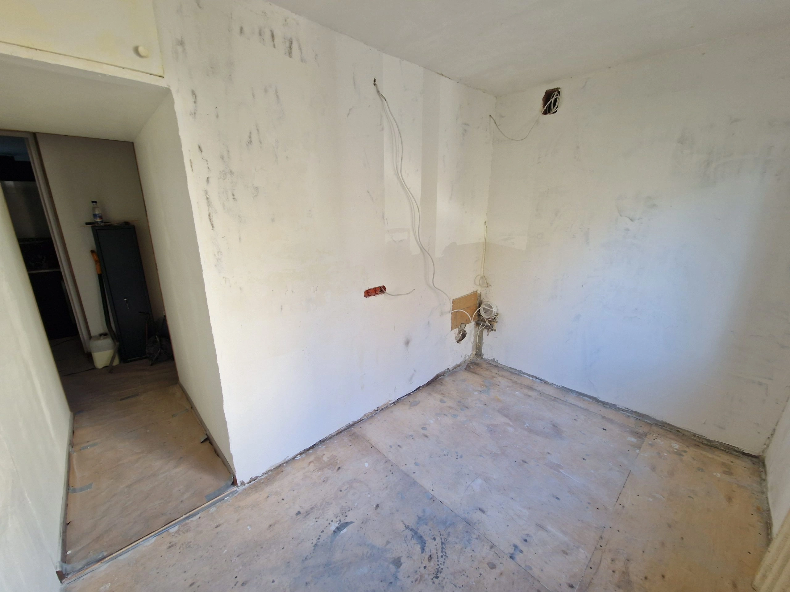 Kitchen — 16